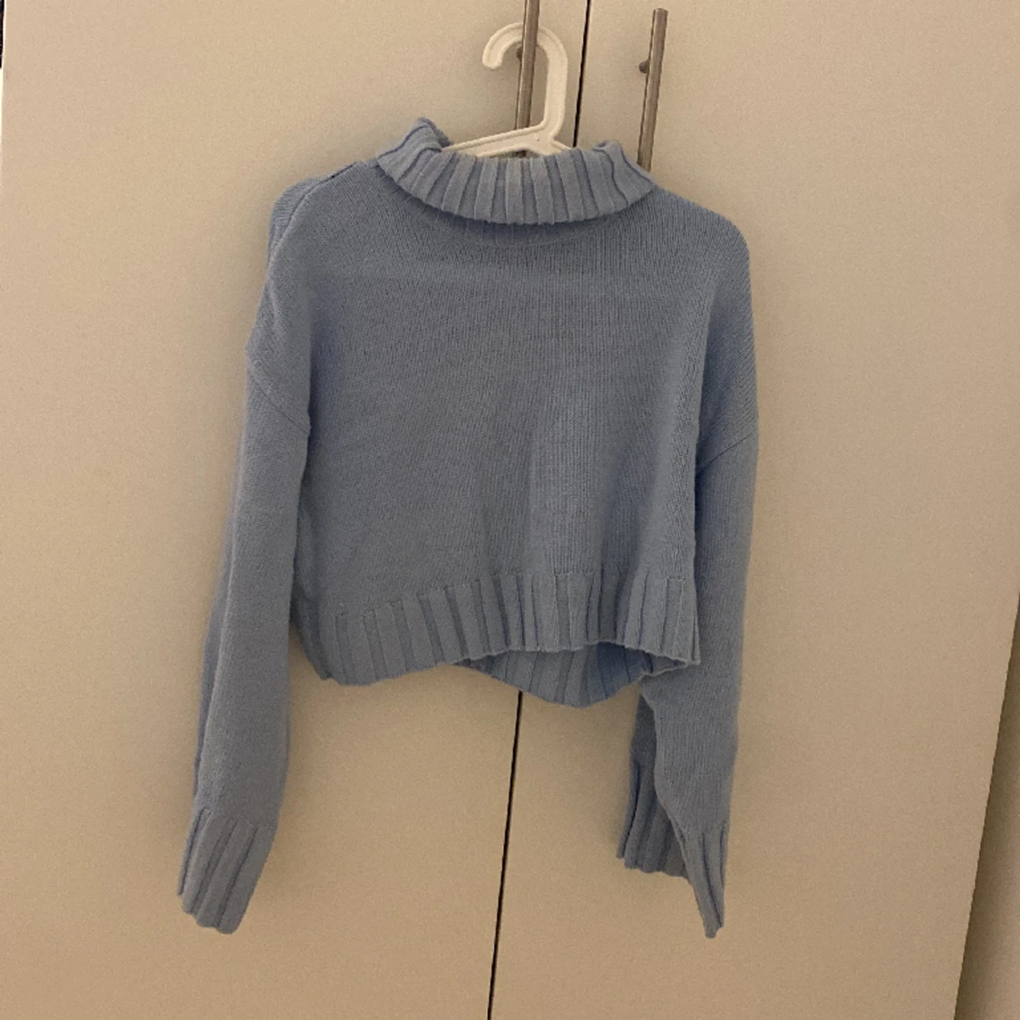 fin blå stickad tröja 