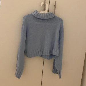 fin blå stickad tröja  - väldigt fin stickad tröja med krage! helt oanvänd, använd kanske 1 gång💗 tryck inte på köp direkt☺️