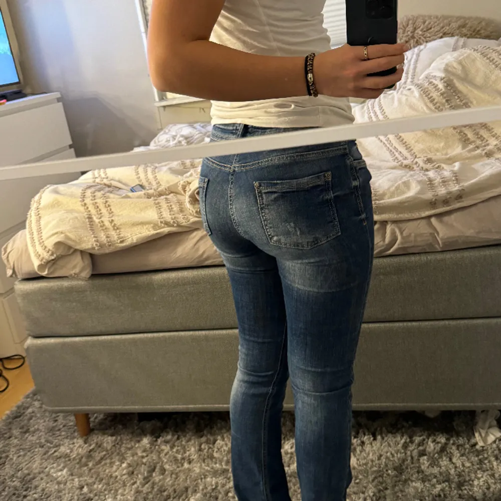 Super snygga jeans. De är väldigt stretchiga så passar runt 25-27. Jeans & Byxor.