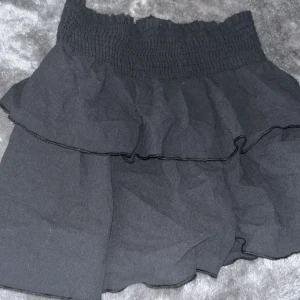 Svart volangkjol S - Volangkjol från SHEIN storlek petite S. Aldrig använd. Ganska tjockt material och inte genomskinlig. Väldigt söt nu till sommaren. 