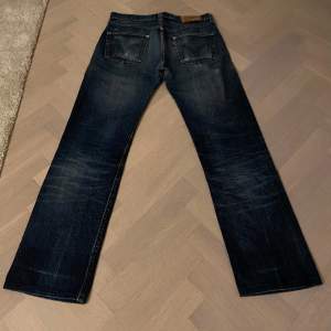 Mörkblå Levis 501 jeans. Storlek 30/32 Även ett par lee coper jeans