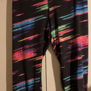 Färgglada leggings - Färgglada leggings. Köpa för många år sedan, passar storlek s/m men står någon barnstorlek i dom .