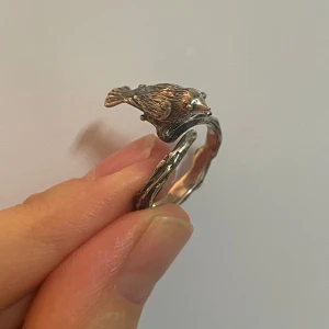 Äkta silver ring 925 silver - Nytt strl 18 stämplan fins på rin Handgjorda stämplad 925 kolla bild 3 Justerbara se bild 4 Har du frågor bara ställa  Snyggt jobb och anerlunda design som kan vara bra present  Väljer du frimärke frakt som inte spårbar kan Apsalut filma vid posten  