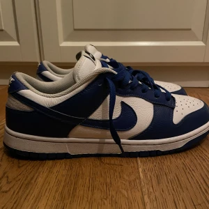 Nike dunk By you - Nu säljer jag mina dunks pga att de inte kommit till användning. De är egen designade på Nikes hemsida. Skicket är 7/10 då de blivit använda men använda sparsamt.  Nypris:  1500kr  Mitt pris: 749kr