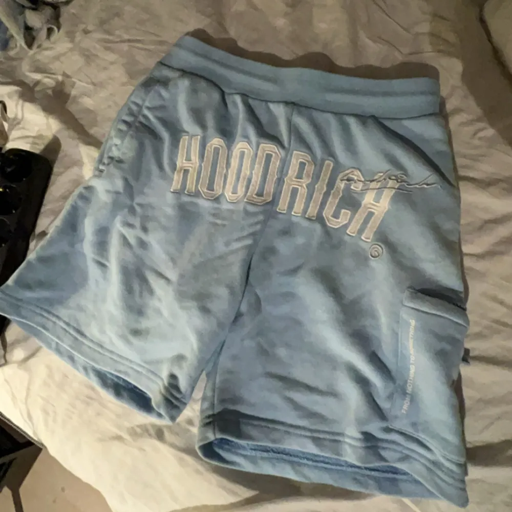 Hoodrich shorts i ny skick, köptes i somras på jd sports knappt andvönda! . Shorts.