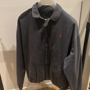 Ralph Lauren jacka  - Polo Ralph Lauren jacka i storlek XL men passar även L! I fint skick, inga fläckar eller liknande. 