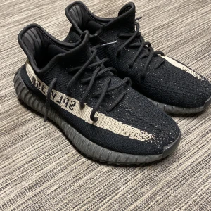 Yeezy 350 Oreo strlk 40 - Skorna är lite använda men har inte några större märken eller fel. 