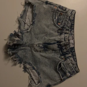 Jeans shorts  - Jeans shorts som jag köpte utomlands. Vill sälja då dom är för små för mig. Storlek xs/34. Kom privat för mer bilder. Kommer inte ihåg vad jag köpte dom för exakt så kom privat för att diskutera pris. 