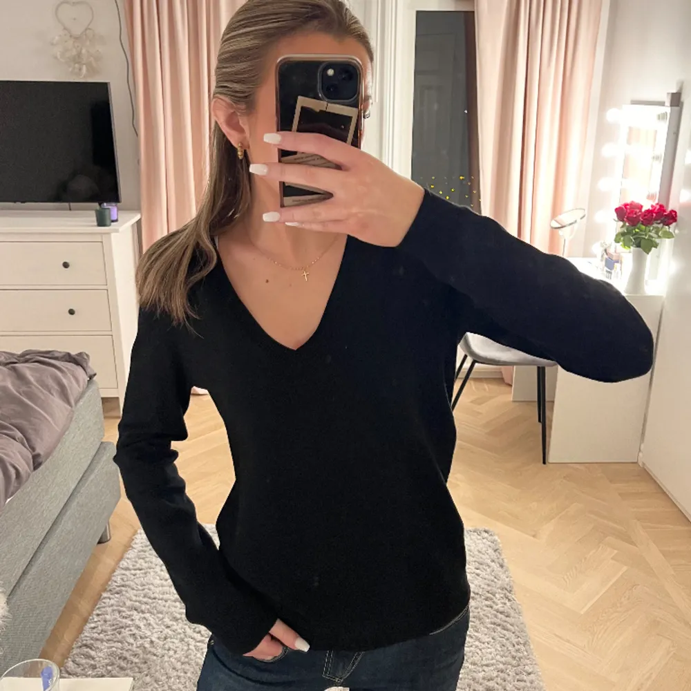 Superfin svart långärmad tröja med V-ringning. På lappen står det att storleken är L, vilket inte stämmer då den sitter precis som en S. Inga defekter eller andra skador på tröjan! 💓💓. Neuletakit & Villapaidat.