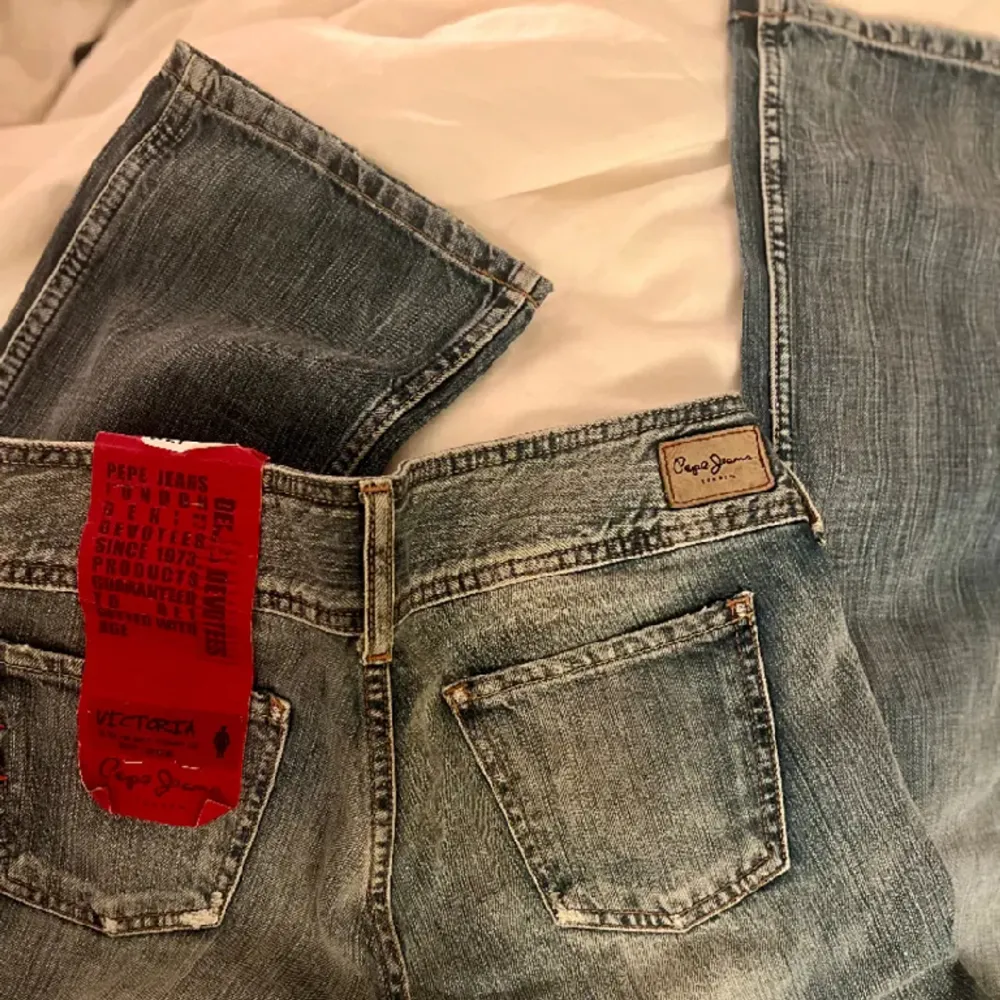 Perfekt skick, förutom att kedjan har hoppat ur led vilket går att fixa enkelt❤️ Nypris 999kr. Jeans & Byxor.