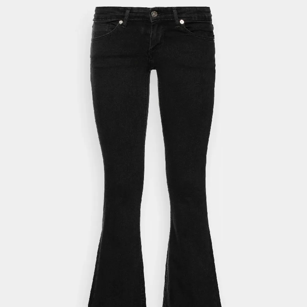 Midjemått: 37cm Innerbenslängd: 87cm Intressekoll på dessa populära jeans från only, nypris 429kr. Små i storlek, passar mig som brukar ha 26🩷Dom hade slits när jag köpte dom, men jag sydde ihop det 💕. Jeans & Byxor.