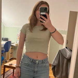 Ljusgrön topp - I princip nyskick endast använd någon gång, sitter jättesnyggt och passar perfekt till hoodien jag också säljer, ljusgrön från brandy Melville/john golt, onesize men xs/s, nypris ca 200 kr