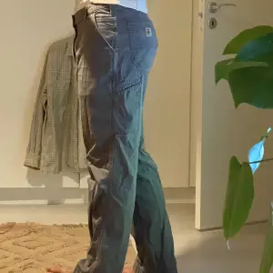 Otroligt snygga vintage carhartt carpenter i bra skick. Strl 36/32 men passar ner till 33/32 beroende på fit. Skicka pm vid frågor