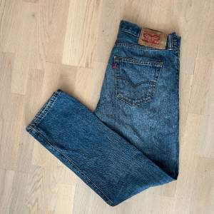 Snygga Levis 501 jeans i ett super skick. Tvätten är ganska ljus och de är raka i modellen. De passar på både män och kvinnor i storlek W34 L32