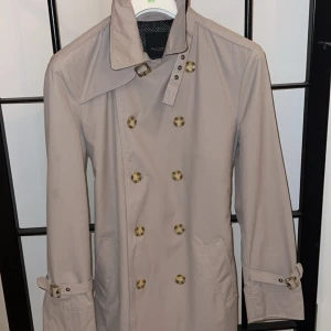 Sand copenhagen trenchcoat  - Ritkigt stilig trenchcoat  Nypris 4000kr Nästintill ny, använd ett fåtal gånger Storlek 46 men sitter som en medium/48 