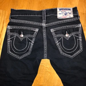 True Religion Jeans - Svarta triple Stich Trueys Aka rb1 truesen sedda på Sematary ikoniska asf, bra skick, pris är fast 🙏 bra skick size 30 unisex/ mens straight fit 