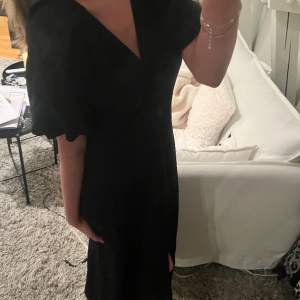 Medellång neo noir klänning med slits där fram Endast använd en gång nyskick