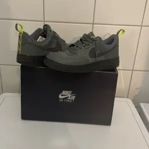 Säljer nu ett par riktigt feta air force 1  Storleken är 40 Och skicket är 9,5/10 Hör av er för minsta fundering  Box ingår.