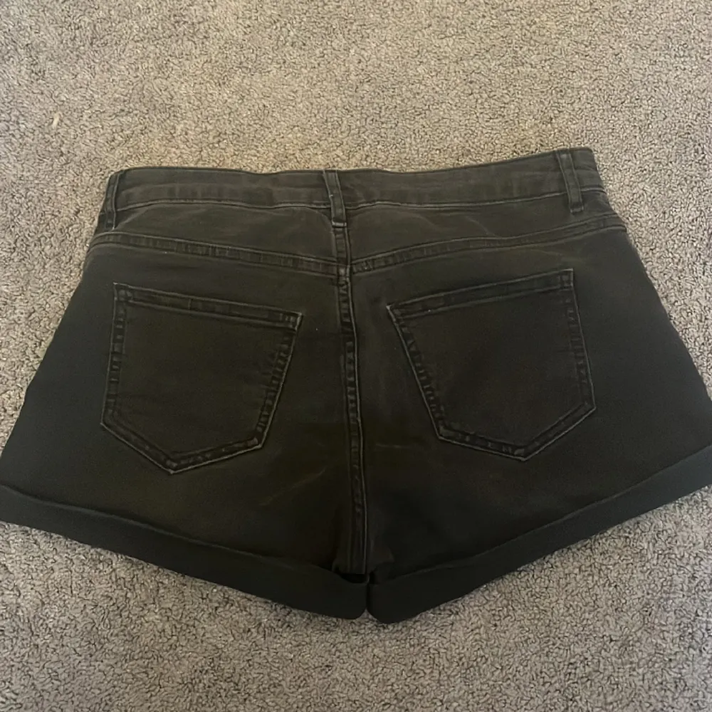Superfina svarta shorts från HM. För små för mig, så använder inte längre. Knappt använda. . Shorts.