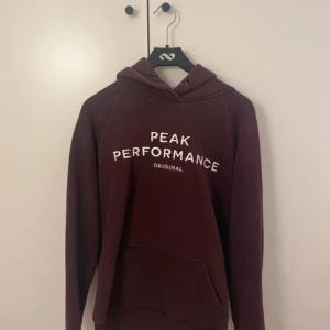 Hoddie - En liten skråma vid en av knapparna men annars inga problem 