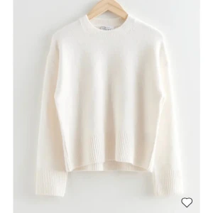 stickad tröja - Stickad tröja från &other stories. Köpt här på plick och använd en gång av mig, jättefint skick. Kontakta mig för flera bilder 💕