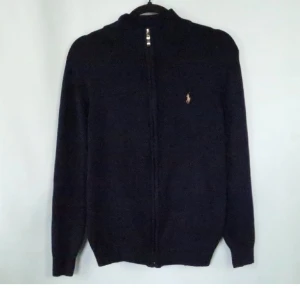 Cardigan Polo Ralph Lauren - Snygg trendig, grisch kardigan i mkt gott skick, inga noppor osv. Storlek M men liten i storleken, passar nån som drar storlek XS/S. Helzip dragkedja 