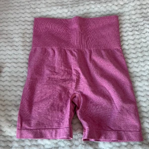 Träningsshorts - Med scrunch. Strl S, använda en gång pga färgen passade inte mig