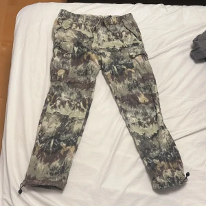 Kamo Cargobyxor - Skick 8/10, storlek M (180) sparsamt använda. Köpta på H&M för ett bra tag sedan. Går att ha både med och utan bälte. 