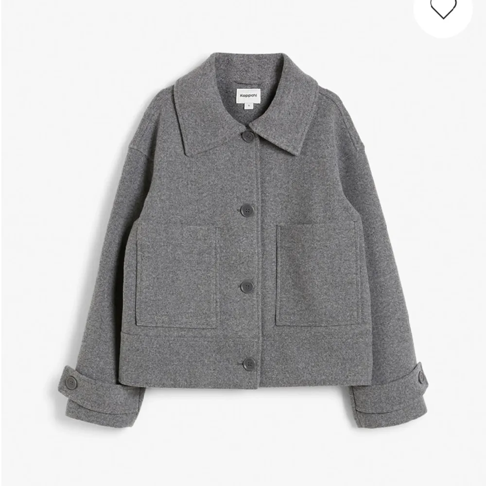 Köpte denna kappa i höstas men säljer den då jag inte har haft användning för den så den är i mycket bra skick!🤗 Köpte för 900 men säljer nu för 600. Kan tänka mig sänka mer!😊. Jackor.