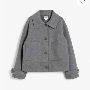 Köpte denna kappa i höstas men säljer den då jag inte har haft användning för den så den är i mycket bra skick!🤗 Köpte för 900 men säljer nu för 600. Kan tänka mig sänka mer!😊