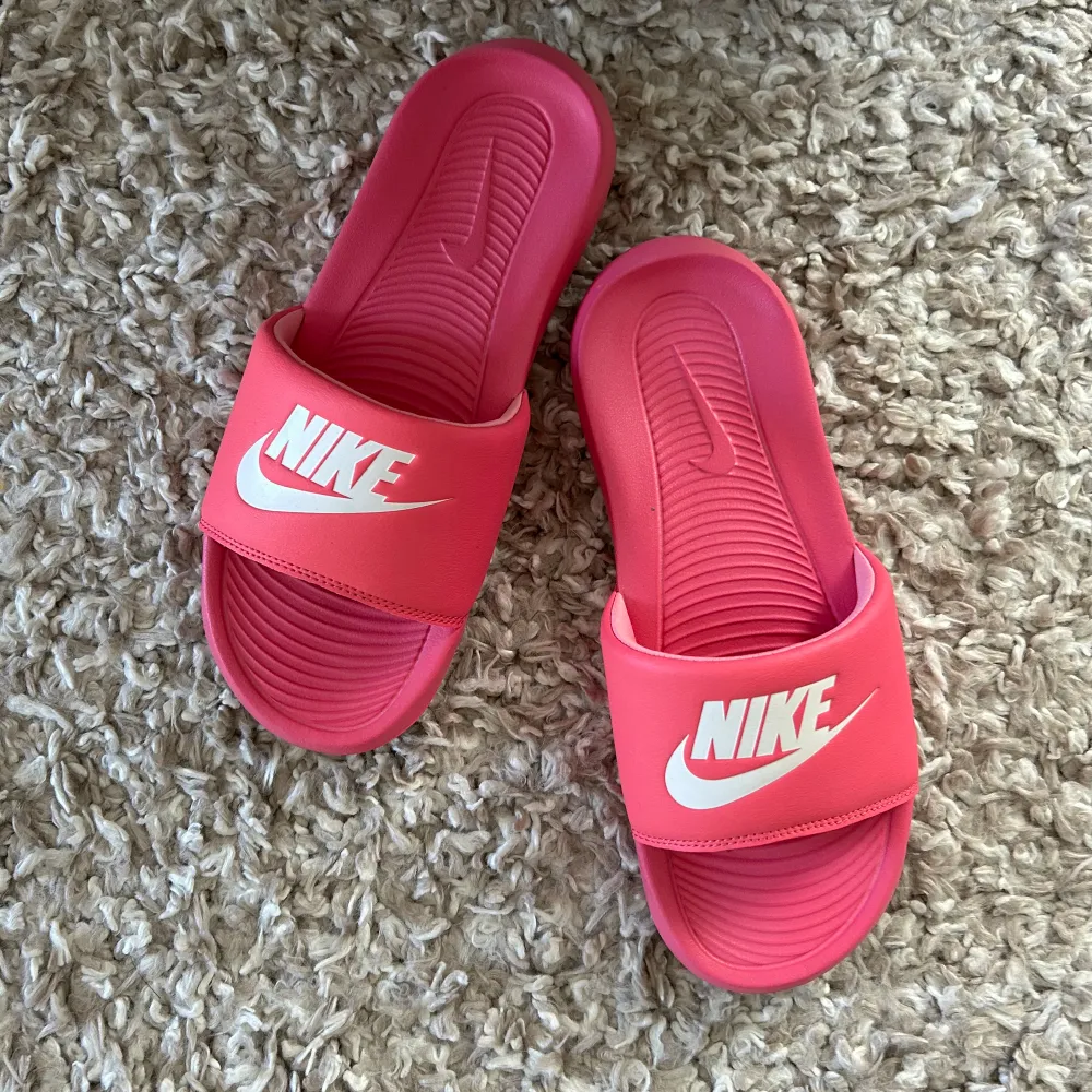 Snygga sandaler från Nike i rosa najs färg. Har använt dom en gång och har egentligen inget behov utav dom. Storlek 38. Skor.