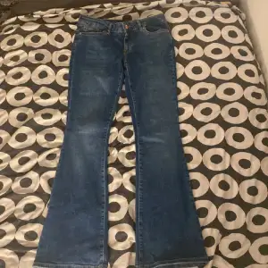 Säljer min lågmidjade vero Moda jeans begrunda av de va för små på mig är helt nya provade bara p mig som inget annat är ungefär 1 meter långa (98cm) original pris 499 säljer för 250 ✨✨