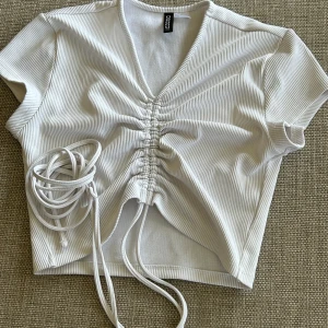 vit T-shirt/ top  - Säljer denna jättefina toppen pga att den inte andvänds. Den är i strl S men passar mig som brukar ha XS. Den är i jättefint skick och är nästan helt oanvänd. Inga hål eller fläckar 💕