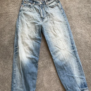 Weekday galaxy jeans - Ganska använda men bra skick. Kontakta om frågor. Storlek är 30 30