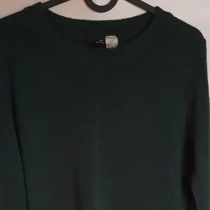 En mörkgrön tröja från H&M, använt 2-3 gånger. Storlek S