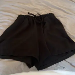 Svarta shorts i strl M små i storleken inköpt på marknad 