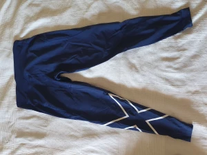 2XU träningstights stl L - 2xu kompressionstights stl L, använd ett fåtal gånger, nyskick Midrise