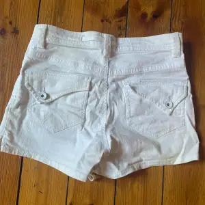 Fina korta shorts från Lindex