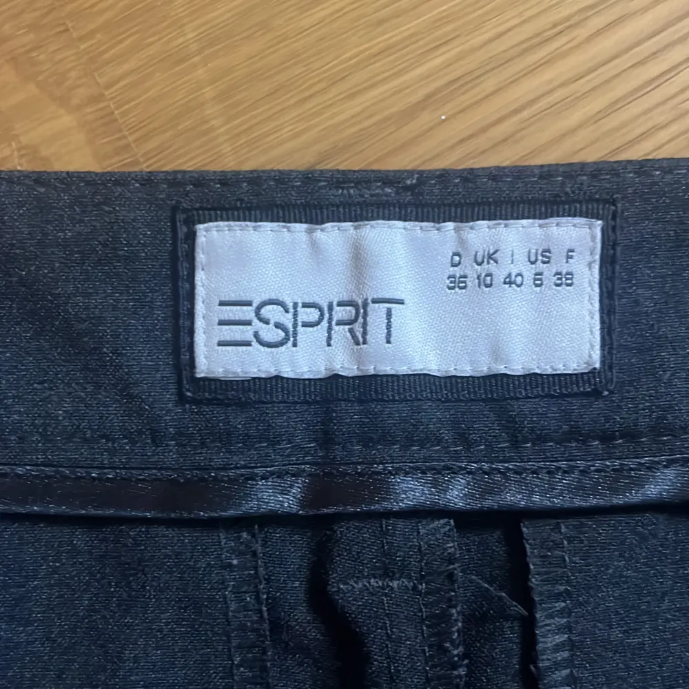 Esprit kostymbyxor! Jättebra skick, sitter jättefint, dom är inte helt svarta utan snarare lite gråa. Jeans & Byxor.