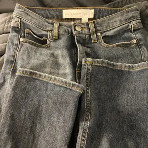Victoria Beckham jeans i ny modell!! I storlek 25,  köpte för 2500kr på zallando men  säljer för 990kr, skriv ifall ni har några frågor!💗 passar någon som är cirka 155cm-160 isch och nästan aldrig använda 