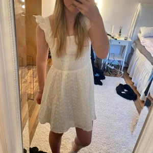Perfekt studentklänning!🩵 - Superfin klänning, använd 1 gång på en skolavslutning! Då lappen är bortklippt vet jag inte vart den kommer ifrån och inte heller storlek tyvärr… men jag har Xs/S och klänningen passar mig bra!