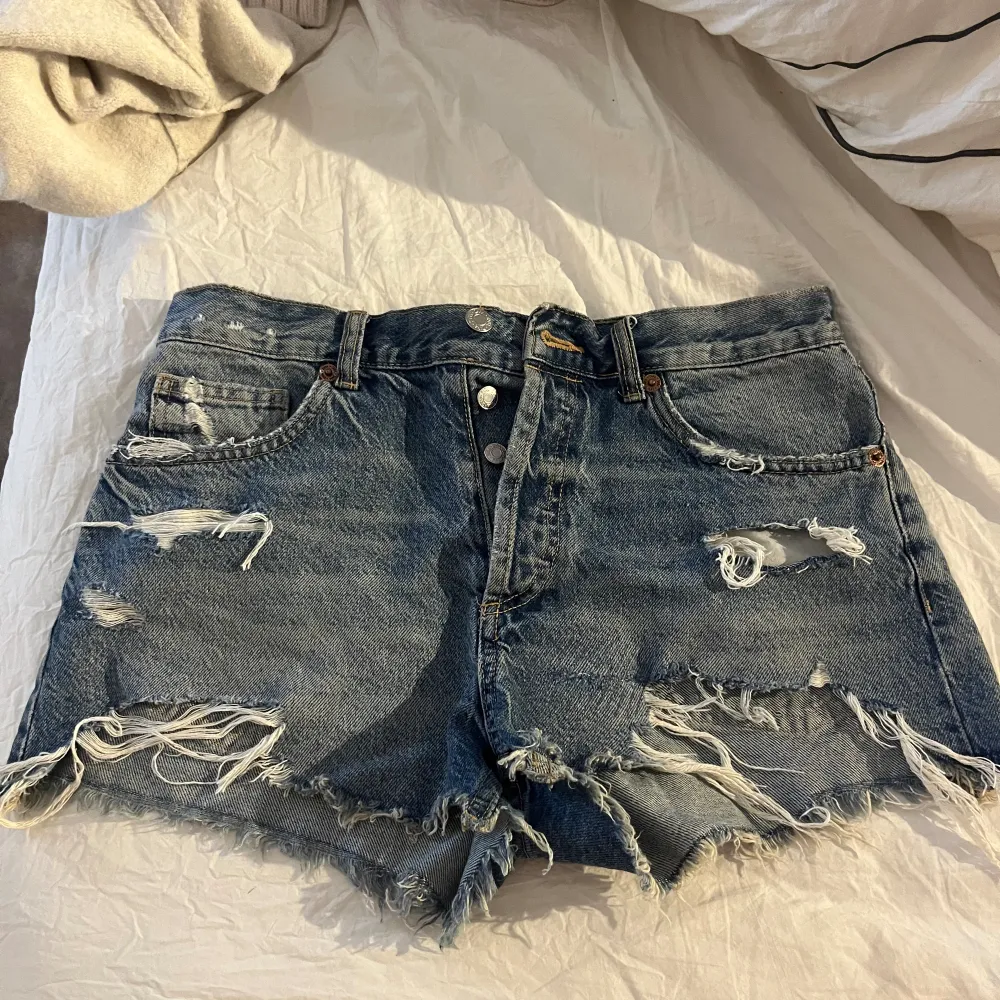 Jötte snygga jeans shorts. Är lite mer blå i verkligheten dem ser lite gråa ut 💕💕💕. Shorts.