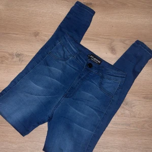 Fit Jeans XS - Ett par Fit Jeans, de är högmidjade ganska blå/mörblå tvätt. Storlek XS, mer som leggings och har därför inga framfickor, väldigt stretchiga. Bra skick också.