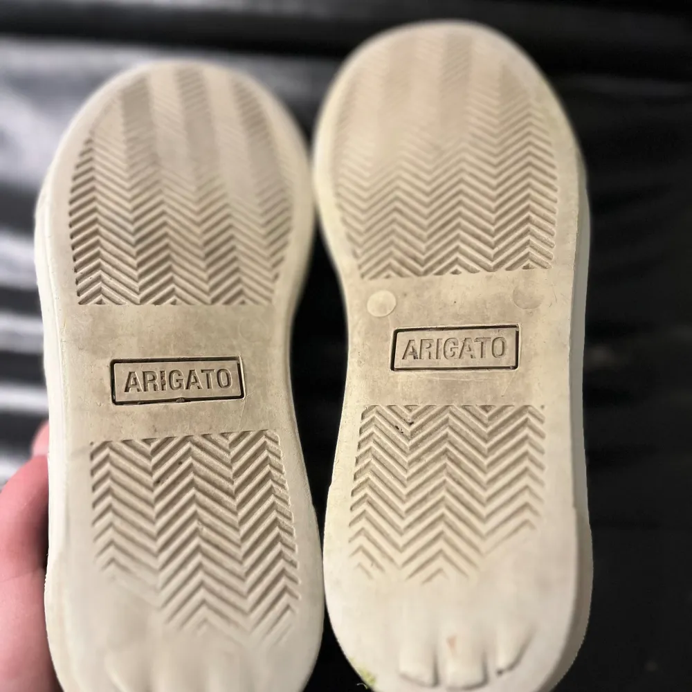 Arigato skor i stl 37/38. Lite slitna och under skon är det lite slitet men inget som man tänker på. 250kr+frakt pris kan diskuteras. Skor.