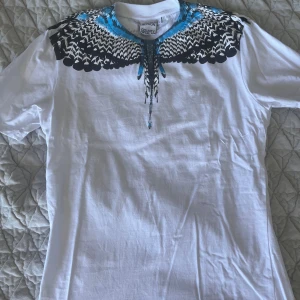 Marcelo burlon T-shirt  - En Marcelo burlon  T-shirt i storlek S, den är bara testad och taggar finns kvar. Priset är ej hugget i sten