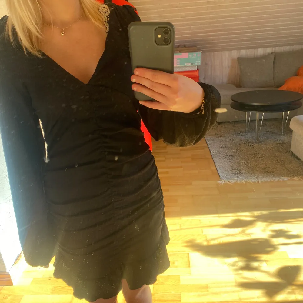 En svart långärmad klänning ifrån Gina tricot. Endast använd 1 gång då det var min nyårsklänning. Storlek XS. Priset kan diskuteras. Köp gärna via köp nu. Klänningar.