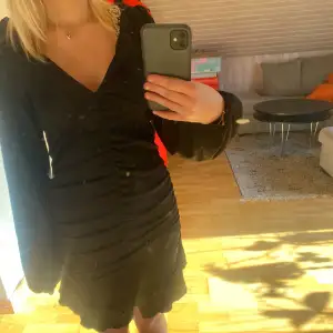 En svart långärmad klänning ifrån Gina tricot. Endast använd 1 gång då det var min nyårsklänning. Storlek XS. Priset kan diskuteras. Köp gärna via köp nu