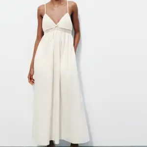 Cremevit långklänning från Zara i storlek S. Helt ny med lappen kvar och perfekt nu till sommaren. Köparen står för frakten. Skriv vid funderingar!💌