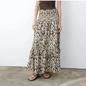 Långkjol - Jättefin Långkjol från Zara som tyvärr inte kommit till användning. Bara använd ett fåtal gånger💞 priset kan diskuteras vid snabb affär