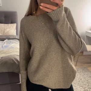 Stickad tröja - Säljer denna fina stickade tröjan då den inte kommer till användning💗Den är i fint skick och pris kan diskuteras🌸